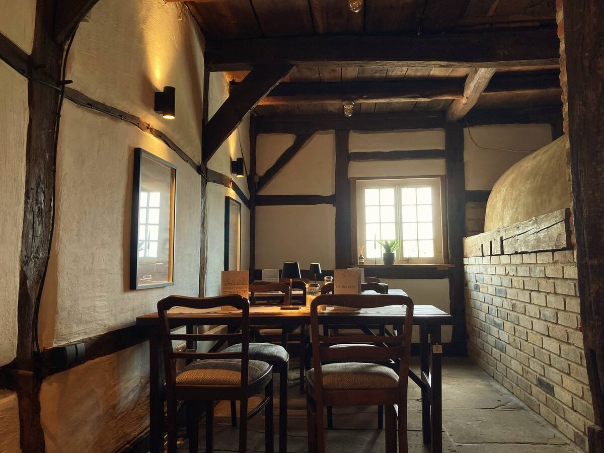 Sitzbereich im Café vor dem historischen Steinbackofen.