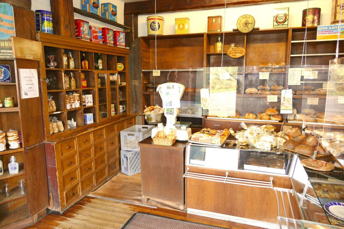 Blick in den historischen Hofladen mit Gebäck in der Theke.