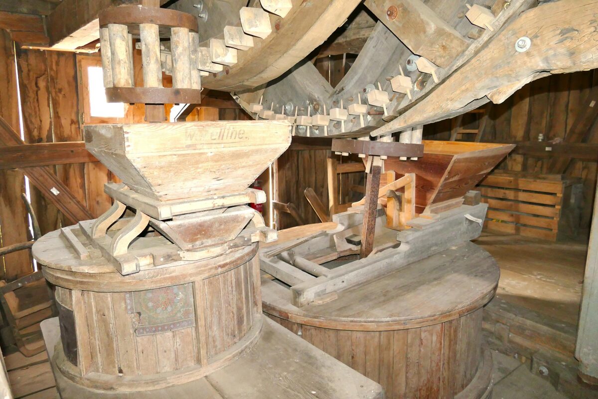 Das hölzerne Mahlwerk im Inneren der Bockwindmühle.