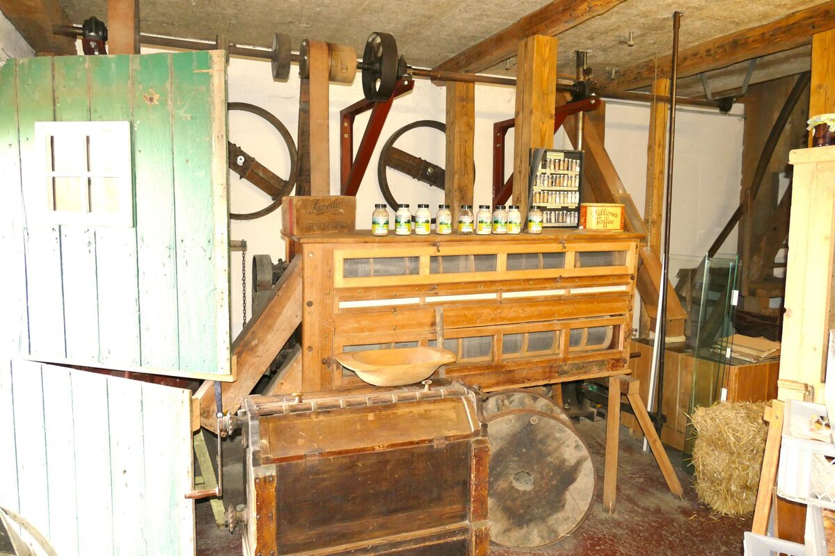 Historische Mühlentechnik im Inneren der Bockwindmühle.