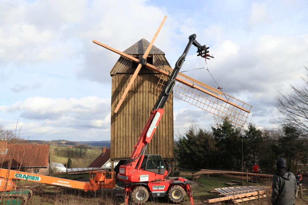 Montage der neuen Mühlenflügel im Jahr 2024.