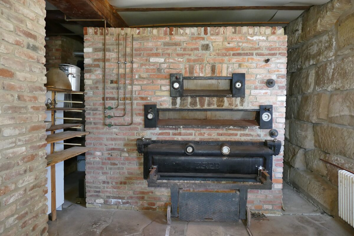 Der große historische Steinbackofen in der Backstube des Mühlenhofs.