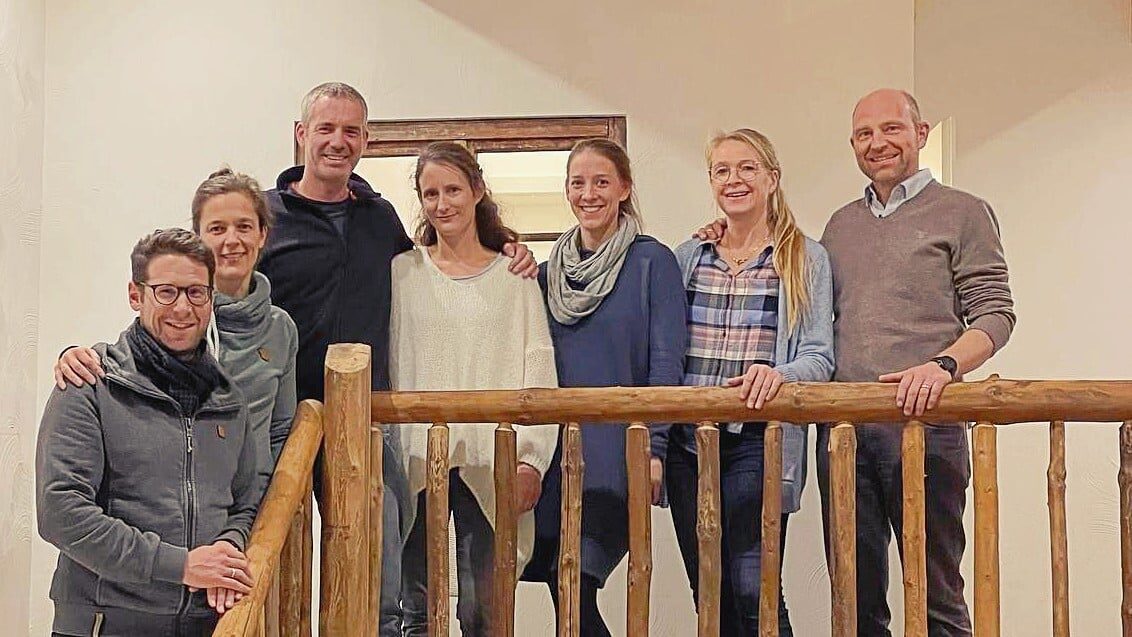Das ehrenamtliche Team des Mühlenhofs Breckerfeld an einer Holzgalerie.